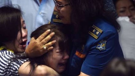 В зоне крушения лайнера AirAsia нашли уже более 40 тел погибших  - ảnh 1